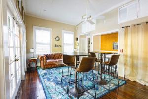 a living room with a table and chairs at Curry House - Room 5 in Key West
