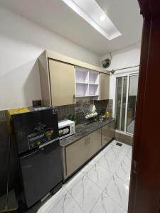 een keuken met een fornuis en een aanrechtblad bij kohistan Enclave wah cantt 