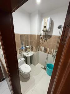 een badkamer met toilet en wastafel bij kohistan Enclave wah cantt 