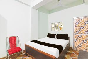 巴特那Hotel O by OYO welcome inn的带床和椅子的卧室 更多22张照片