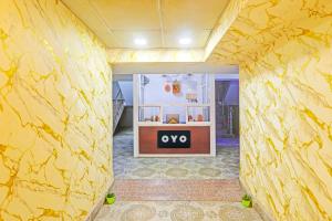 巴特那Hotel O by OYO welcome inn的办公室入口，墙是黄色的。