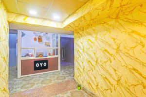 巴特那Hotel O by OYO welcome inn的一间房间，黄色的墙上挂着aype的标志。