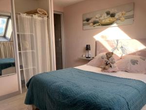 een teddybeer op een bed in een slaapkamer bij Ty Annick chambres d'hôtes in Kermen +22 foto's