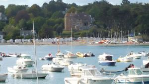 Er liggen boten in een haven. bij Ty Annick chambres d'hôtes in Kermen