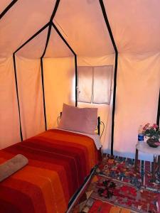 En eller flere senge i et værelse på ERG MERZOUGA SAHARA CAMP