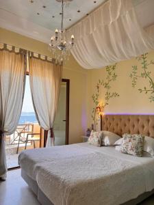 ein Schlafzimmer mit einem Bett und Meerblick in der Unterkunft Rozmari and Spa in Agia Galini