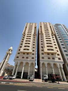 due edifici alti con macchine parcheggiate di fronte di فندق اصيلة الاندلس a Muzdalifah