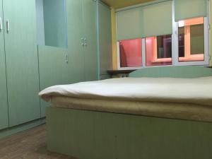 Llit o llits en una habitació de Bishkek Apartment Central