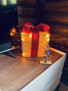 Chalet Seaview by AR Group Hotels في إزولا ديلي فيمين: هدية عيد الميلاد موضوعة على طاولة