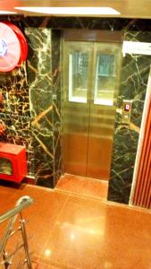 una ducha con puerta de cristal en un baño en Hotel Royal - View - Residency & Restaurant Bodh Gaya Near Temple & The Great Buddha Statue Fully Air Conditioning Rooms- Premium Quality Hotel Inn Bodh Gaya, en Bodh Gaya