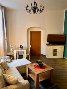 Μια τηλεόραση ή/και κέντρο ψυχαγωγίας στο Ferienwohnung Goldener Hirsch