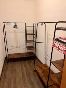 Μία ή περισσότερες κουκέτες σε δωμάτιο στο Ferienwohnung Goldener Hirsch