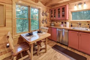Η κουζίνα ή μικρή κουζίνα στο Beautiful Wood Cabin in Red River Gorge