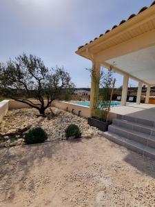 een huis met een boom en een trap bij Villa Hestia in Goudargues