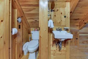 Ένα μπάνιο στο Beautiful Wood Cabin in Red River Gorge +18 φωτογραφίες