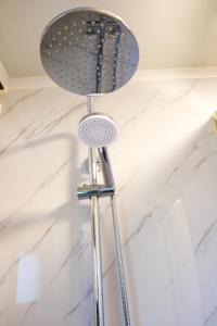 een chromen vloerlamp voor een witte muur bij 'De Schuif' in Berlicum +25 foto's