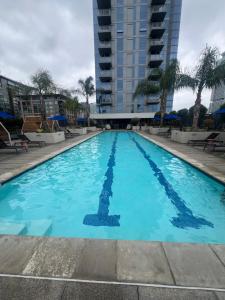 Hồ bơi trong/gần 1BR located DTLA!!