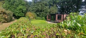 een treintje midden in een tuin bij 'De Schuif' in Berlicum