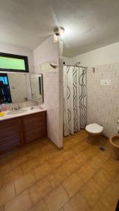 Et badeværelse på Casa La Falda 4 hab