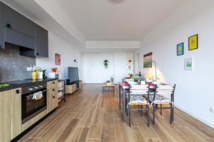 een keuken en woonkamer met een tafel en stoelen bij Milano - Open Space in Cusano Milanino