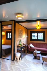 een woonkamer met een bed en een bank bij 'De Schuif' in Berlicum