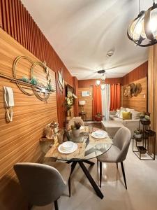 Un comedor con mesa y sillas en Bayfront Suite near Airport, MOA, PICC, Star City, OKADA With Fast WIFI & Netflix Free Pool Access, en Sampong