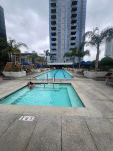 Hồ bơi trong/gần 1BR located DTLA!! +7 ảnh