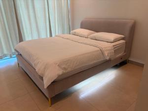 ein Bett mit zwei Kissen darauf in einem Schlafzimmer in der Unterkunft Marina Gate, Full Marina View, Excellent Location in Dubai Marina + 30 Fotos