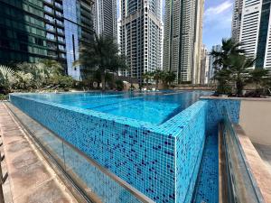 ein Schwimmbad in einer Stadt mit hohen Gebäuden in der Unterkunft Marina Gate, Full Marina View, Excellent Location in Dubai Marina