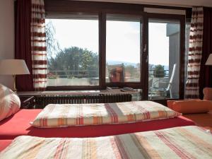 Postel nebo postele na pokoji v ubytování Königsegg mit Hallenschwimmbad + 2 fotografie