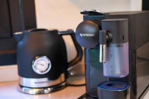 een koffiezetapparaat op een aanrecht bij 'De Schuif' in Berlicum