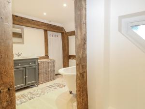 ein Badezimmer mit Waschbecken und Toilette in einem Zimmer in der Unterkunft Farm house in Newick + 56 Fotos