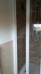 een douche met een douchekop in een badkamer bij Mansardina in Sanremo