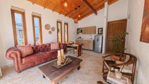 El PeñolにあるCasa Eve Clubのソファとテーブルのあるリビングルーム