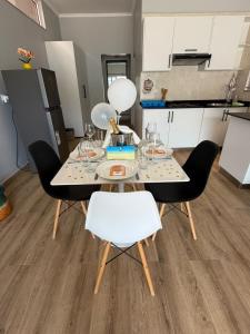 Η κουζίνα ή μικρή κουζίνα στο PPi LODGE +8 φωτογραφίες