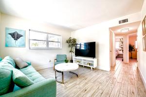 Телевизор и/или развлекательный центр в 2bd 1ba Sunset 1 3Min to BeachPool