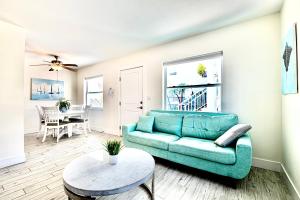 Гостиная зона в 2bd 1ba Sunset 1 3Min to BeachPool