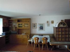 una cucina con tavolo e sedie in una stanza di Luigi Apartment a Varena