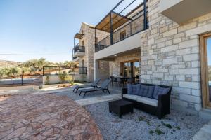 En balkon eller terrasse på Villa Seiri by PosarelliVillas