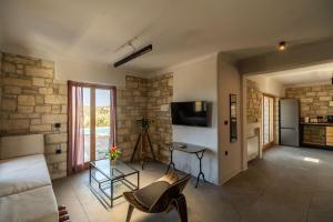 Et tv og/eller underholdning på Villa Seiri by PosarelliVillas