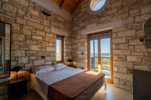 En eller flere senge i et værelse på Villa Seiri by PosarelliVillas + 22 billeder