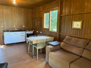 Кухня или мини-кухня в CHALÉS DO VÔ LÉRIO/TORRES-RS
