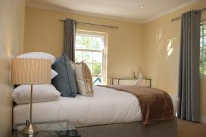 En eller flere senge i et værelse på Paradyskloof Spacious Apartment