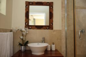 Et badeværelse på Paradyskloof Spacious Apartment + 16 billeder