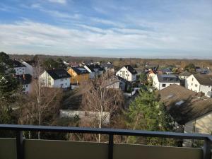 Ferienwohnung Nähe Flughafen mit Schwimmbad und Sauna في مورفلدن فالدورف: منظر للمدينة من شرفة