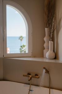 lavabo con ventana y lavabo en Jávea Boutique Stays - Holiday Apartments, en Jávea