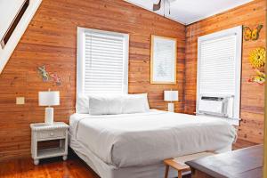 Postel nebo postele na pokoji v ubytování Curry House- 3rd Floor, King Bed, & Balcony Room 8