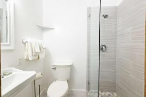 Koupelna v ubytování Curry House- 3rd Floor, King Bed, & Balcony Room 8