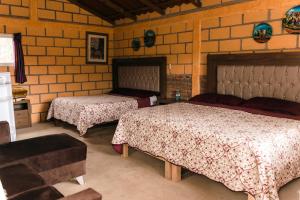 Una cama o camas en una habitación de Cabañas Xakali