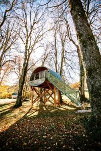 Monchateau étoilé, hébergement insolite avec Spa في Merlas: زحليقة في منتصف شجرة